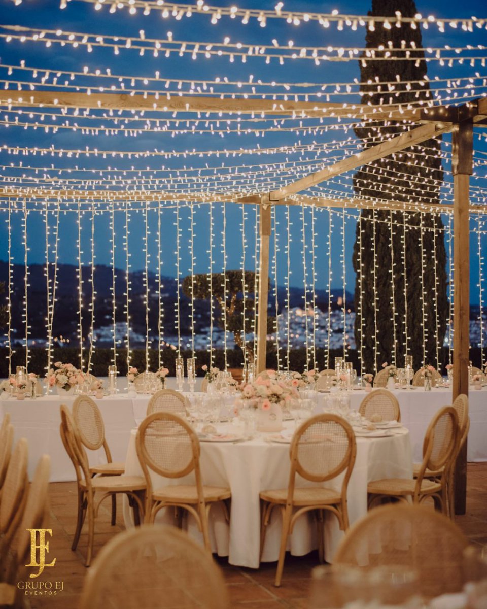 La luz en una boda es como la directora de fotografía de una película, permite crear el ambiente perfecto para cada escena. ✨💞

#bodasmalaga #bodas #bodasreales #malagawedding #weddings #weddingmalaga #bodas2023 #destinationwedding #inspobodas