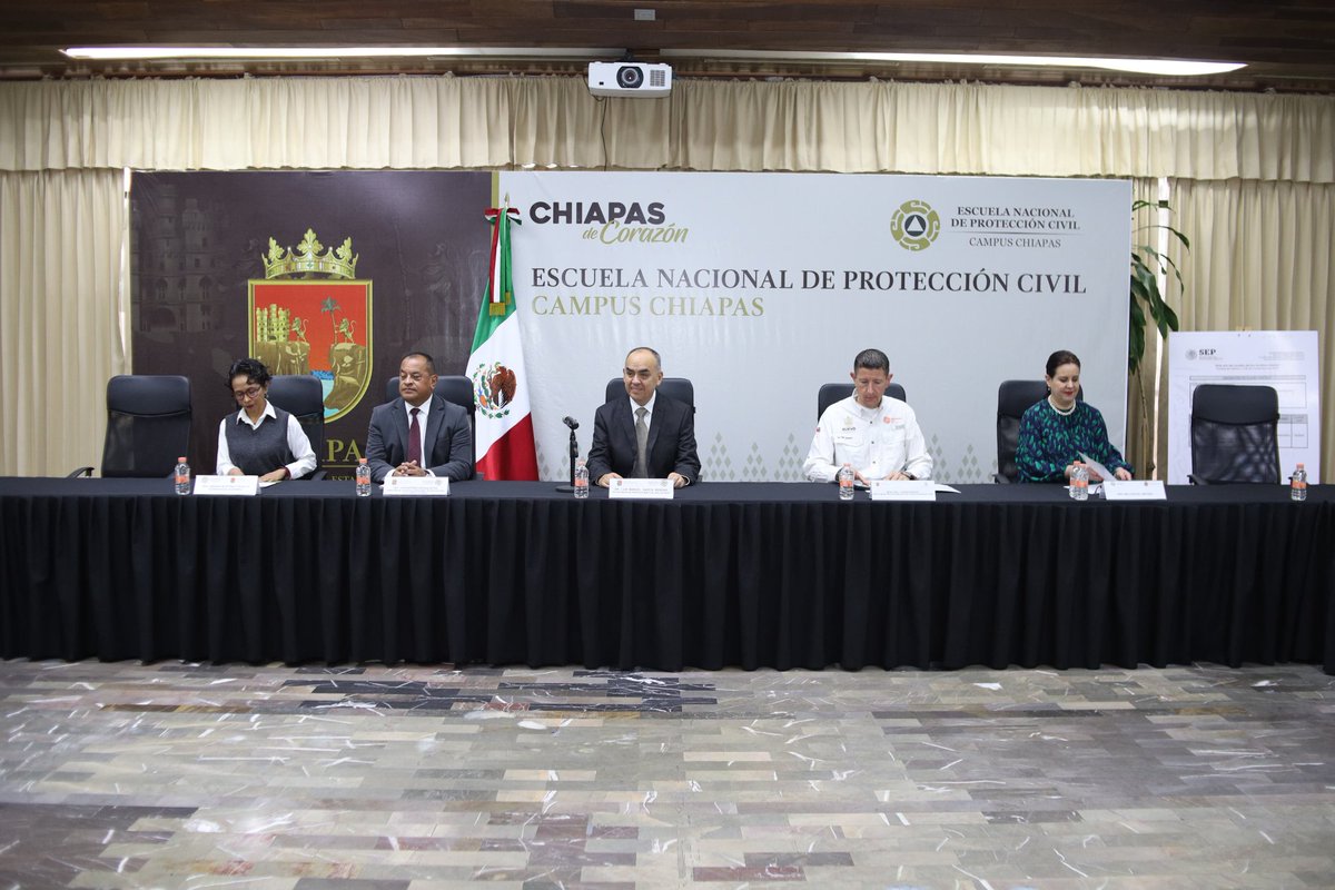 Enaproc's tweet photo. De manera muy especial, dimos inicio a las actividades académicas de la octava generación de la Maestría en #GestiónIntegralDeRiesgos y #ProtecciónCivil, capítulo Nuevo León; que se distingue por estar integrada por servidores públicos estatales y municipales de la entidad norteña.

En el acto inaugural estuvieron presentes académicos y directivos de la institución, así como la destacada académica Ana Lucía Hill Mayoral (@ANALUCIAHILL), quien será su primera asesora académica.  

Estuvo presente el director de @PC_NuevoLeon, Erik Cavazos Cavazos (@ecavazos77) quien reafirmó el compromiso de culminar de manera exitosa el programa académico y continuar la formación profesional estudiando los doctorados que oferta la #Enaproc-#Chiapas.  

El evento estuvo encabezado por el secretario de @pcivilchiapas, Luis Manuel García Moreno (@LuisMaGaMo), quien destacó la visión que comparte con el director de Protección Civil de Nuevo León para promover la capacitación y profesionalización de la #GIR y la Protección Civil en beneficio de toda la población; en Chiapas acorde a lo instruido por el gobernador @RutilioEscandon.

Reconocemos el deseo de las y los estudiantes por continuar profesionalizándose en Gestión de Riesgos de #Desastres y considerar a la Escuela Nacional de Protección Civil Campus Chiapas como su alma mater.

La Enaproc-Chiapas se ha consolidado como líder en el sector académico por ofrecer programas educativos pioneros, diseñados en Chiapas, acorde a las necesidades y visión global; lo que le permite contar con un alto prestigio nacional e internacional.