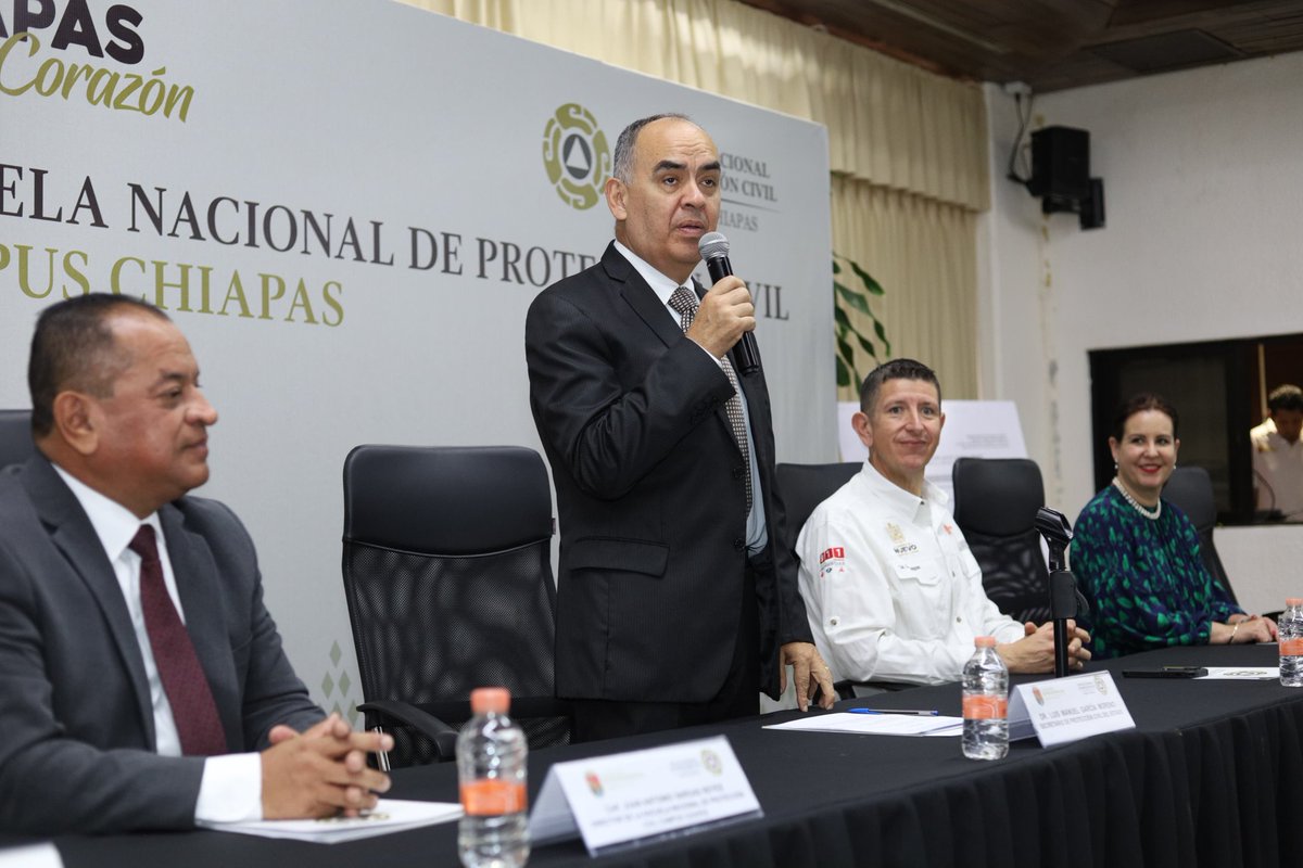 Enaproc's tweet photo. De manera muy especial, dimos inicio a las actividades académicas de la octava generación de la Maestría en #GestiónIntegralDeRiesgos y #ProtecciónCivil, capítulo Nuevo León; que se distingue por estar integrada por servidores públicos estatales y municipales de la entidad norteña.

En el acto inaugural estuvieron presentes académicos y directivos de la institución, así como la destacada académica Ana Lucía Hill Mayoral (@ANALUCIAHILL), quien será su primera asesora académica.  

Estuvo presente el director de @PC_NuevoLeon, Erik Cavazos Cavazos (@ecavazos77) quien reafirmó el compromiso de culminar de manera exitosa el programa académico y continuar la formación profesional estudiando los doctorados que oferta la #Enaproc-#Chiapas.  

El evento estuvo encabezado por el secretario de @pcivilchiapas, Luis Manuel García Moreno (@LuisMaGaMo), quien destacó la visión que comparte con el director de Protección Civil de Nuevo León para promover la capacitación y profesionalización de la #GIR y la Protección Civil en beneficio de toda la población; en Chiapas acorde a lo instruido por el gobernador @RutilioEscandon.

Reconocemos el deseo de las y los estudiantes por continuar profesionalizándose en Gestión de Riesgos de #Desastres y considerar a la Escuela Nacional de Protección Civil Campus Chiapas como su alma mater.

La Enaproc-Chiapas se ha consolidado como líder en el sector académico por ofrecer programas educativos pioneros, diseñados en Chiapas, acorde a las necesidades y visión global; lo que le permite contar con un alto prestigio nacional e internacional.