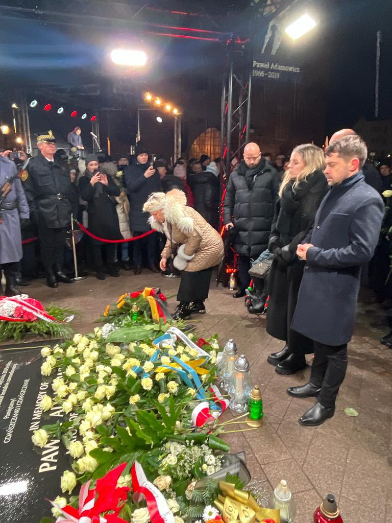 AGajewska's tweet photo. Nie spoczniemy, dopóki Polska i polski naród będą wolne od pogardy i nienawiści. - Premier @donaldtusk w Gdańsku. 

Pamięć o Pawle Adamowiczu na zawsze pozostanie w naszych sercach 🖤🕯️ https://t.co/Y8Ph2dsGFJ
