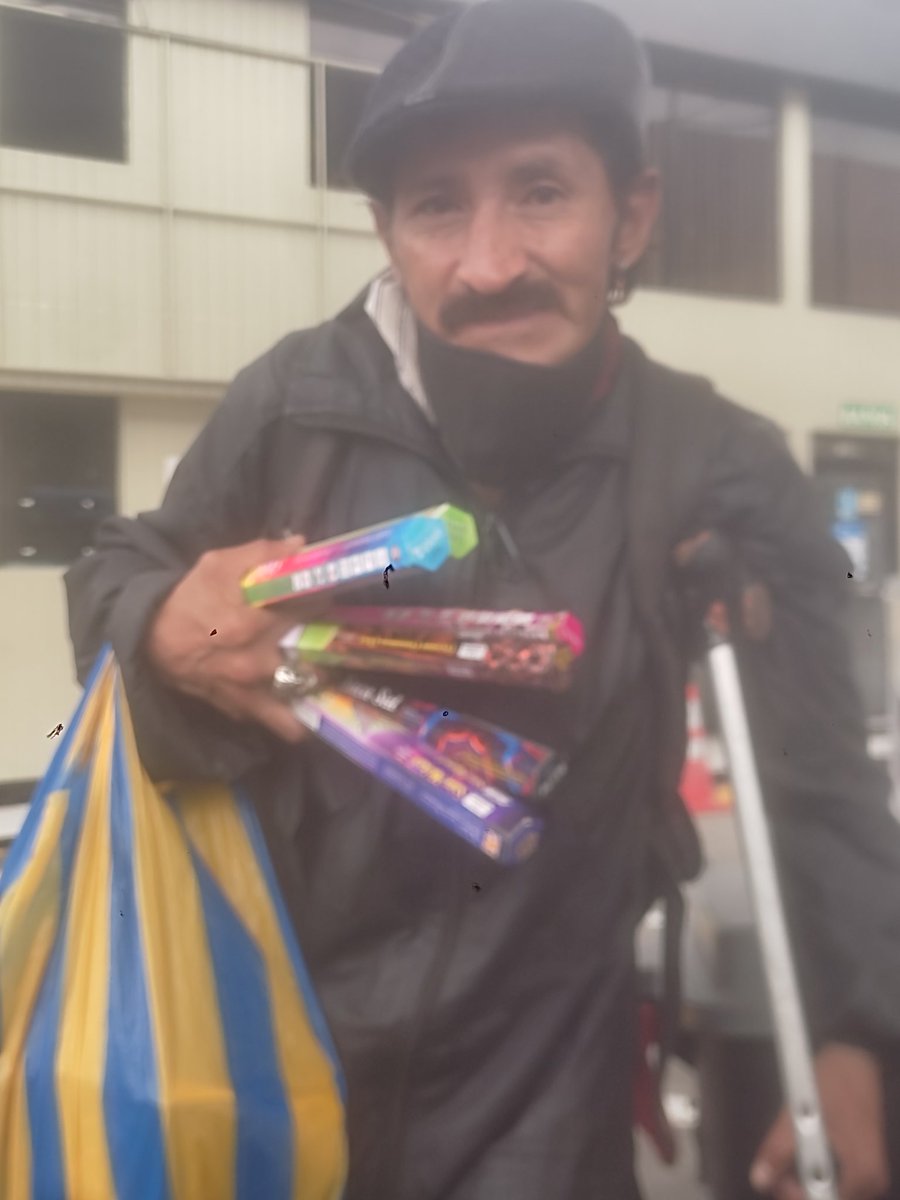 Cris_Taiji's tweet photo. Él es Wilson Tirado, hasta hace 11 meses trabajaba con su querida esposa entregando desayunos en el Camal. Tiene 3 hijos de los q cuida. Hace 11 meses les asaltaron, pero además mataron a su esposa y le dejaron con una grave lesión en su pierna producto d 1 bala. https://t.co/w6wackXVyu