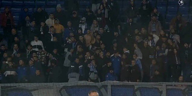 DAGLIOGLUGENCLK's tweet photo. Hiç bir zaman skora odaklı taraftar olmadık biz acının en dibinden geldik bugünlere kilometreler önemsiz sen tüm dünyaya denksin  
TRİBÜNDE BİZSEK SAHADA SENSİN https://t.co/cMihv8X0d8