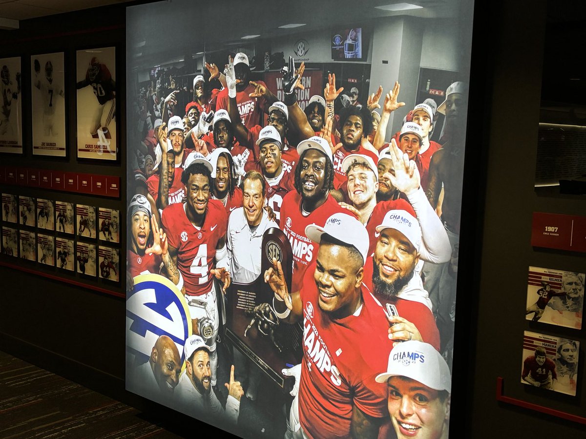 _NickKelly's tweet photo. Nice addition to the recruiting room https://t.co/iypNwn8Amd