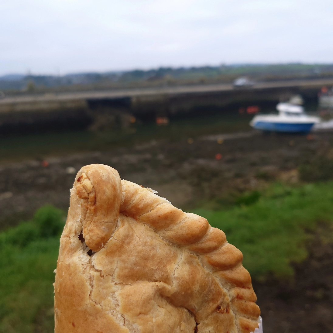 DebbieDaveT1's tweet photo. Taking the new truck out for a ride to Hayle, a perfect park up, overlooking Hayle beach, a quick pasty along the harbour, finished with a walk around Copper house Pool. #vanlife #mantge #campervan #cornwall  #cornwallliving  #hayle #copperhousepool #cornishpasty https://t.co/v2AdMl0I5Y