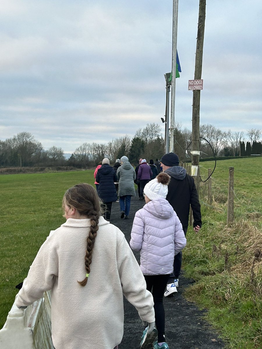 ahane_limerick's tweet photo. Bhí trathnóna iontach againn ag siúl agus ag rith le chéile le ‘Ireland Lights Up’ i gcomhpháirtíocht le Operation Transformation agus Get Ireland Walking Dé Sathairn i Pháirc Mac Aoidh! 1/4 @AhaneGAAClub 
#operationtransformation #gaagaeilge https://t.co/WlfvzGwqqZ