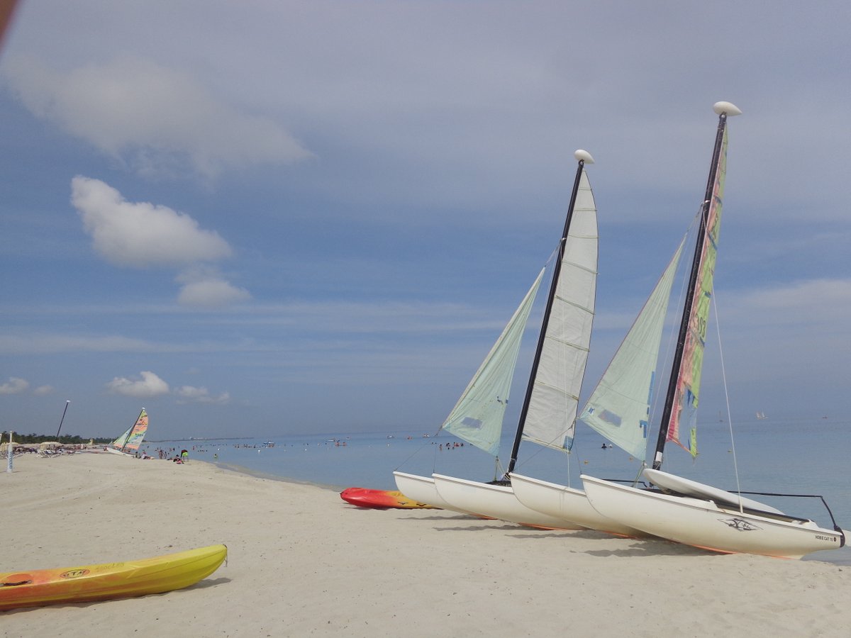 🤔Pool or beach? 😃Choose both... but enjoy them in Las Morlas ☀️🌴🌊
.
.
.
<a href="/grancaribehotel/">Grupo Hotelero Gran Caribe</a> #CubaUnica #beach #pooltime