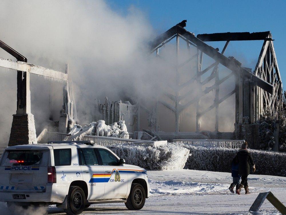 edmontonjournal's tweet photo. Morning fire destroys Northern Bear Golf Course clubhouse https://t.co/j147rsIt7x #yeg https://t.co/qJBtNdGc9f
