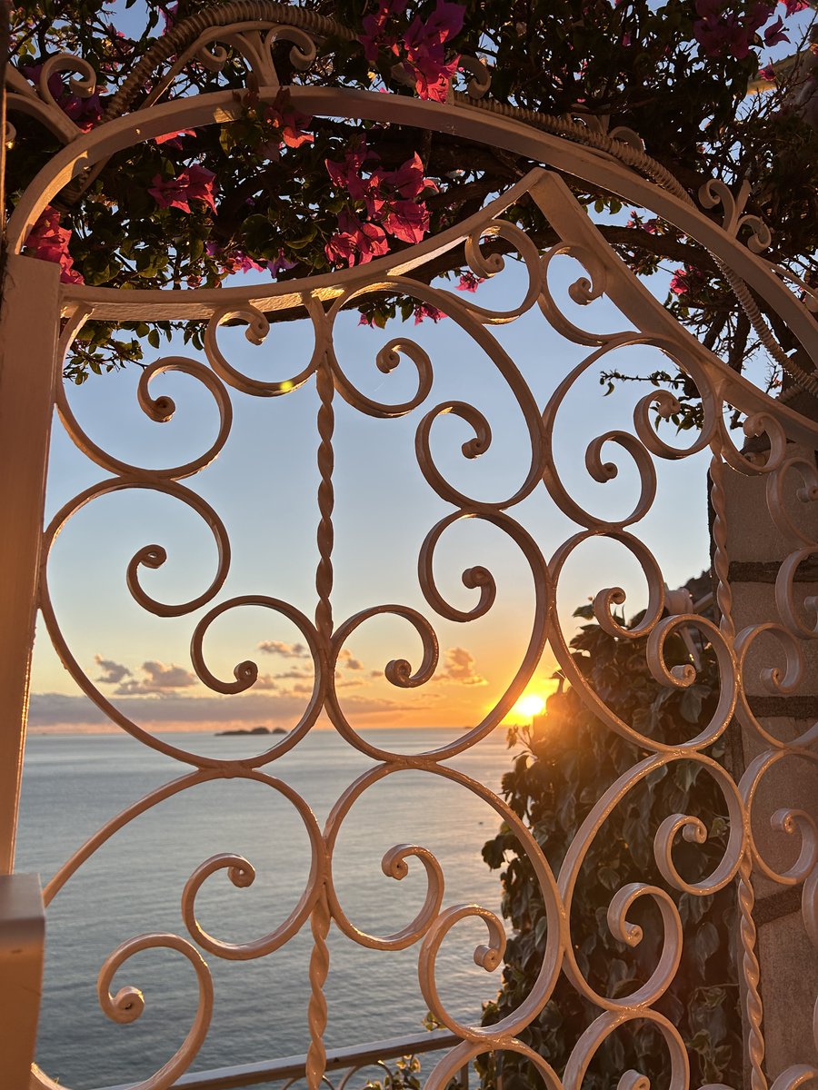 Hey all! I haven't been here in a while but I felt like saying hello with a sunset-though-a gate photo 😄 How is everybody in the #TravelTribe?