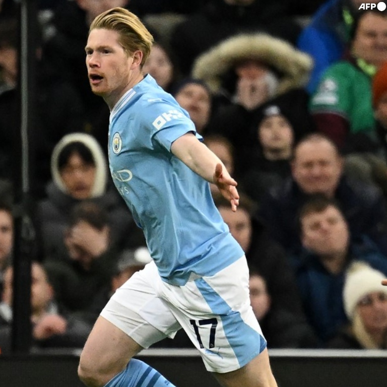 InvictosSomos's tweet photo. Aura de grandeza. Jerarquía de leyenda. Prácticamente toda la temporada sin competir, pero entró y todos sabíamos que pasarían cosas. Y las hizo suceder. La remontada del City en la cancha del Newcastle fue suya. De esos partidos que se graban en el corazón del hincha. QUÉ VIVA EL FÚTBOL DE KDB.