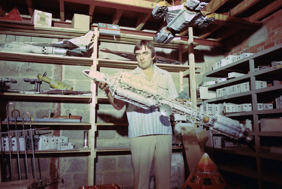 EagleAlpha1999's tweet photo. So much eye-candy in this formidable photo taken by Yuji Kaida in 1976! #BrianJohnson #filmingprops #space1999 https://t.co/IAsM6mmVfO