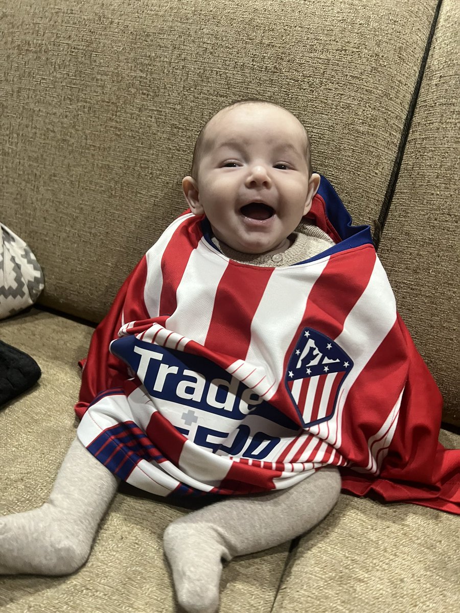 luislc__'s tweet photo. yo creo que el peque ya eligió, atleti y nada más❤️🤍 https://t.co/StJQ89xKFa