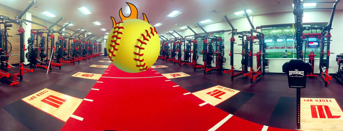 CoachDWittSB's tweet photo. Freezing outside, lit in the Steemer!!! Crushing it before watching the Browns go to work!!! #witt #softball #fasterstronger https://t.co/XF27PHzfIm