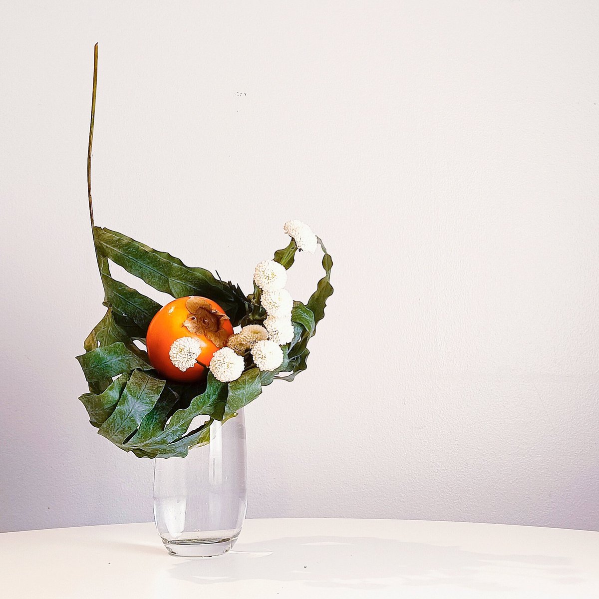 TuijaNyr's tweet photo. Jämsänkosken ikebana-päivän jälkeen olo on väsynyt, mutta onnellinen. Alla pari asetelmaa oman keittiön nurkasta, joka sekin sijaitsee J-koskella. #sogetsu #ikebana #tilapäistaidetta #フィンランドの花 https://t.co/bfwwl0P59z