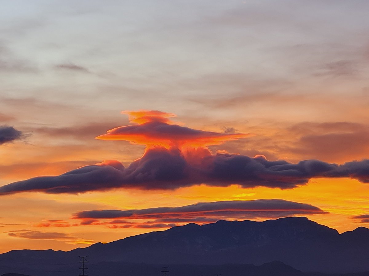 runhikecyclesf's tweet photo. Mushroom ๐ cloud at stunset!
#stunset #sunset #goldenhour #mushroomcloud #mushroom #clouds #Henderson #LasVegas #NVWx #springmountains @RobMayeda @TerryMcSweeney @SamArgier @ChloeNews3LV @BillBellis @NWSVegas https://t.co/egnTDRnR8t