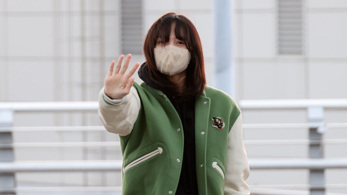 BLACKPINKGLOBAL's tweet photo. [PRESS] #LISA at ICN Airport, heading to Bangkok, Thailand.

#블랙핑크 #리사 @BLACKPINK https://t.co/7D2H6JDrnu