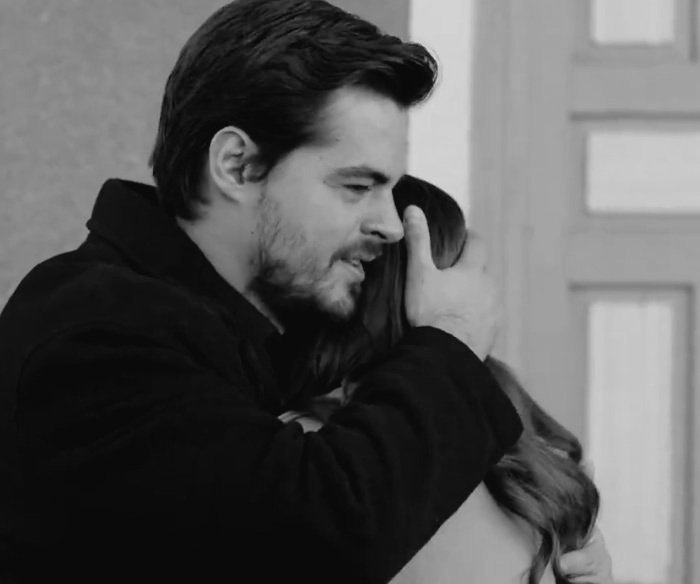 Düşmek değildi mesele
İyi günde, kötü günde 
Yanyana olabilmekti
Tüm yüreğiyle
Tutunmaktı el ele.

#GönülDağı