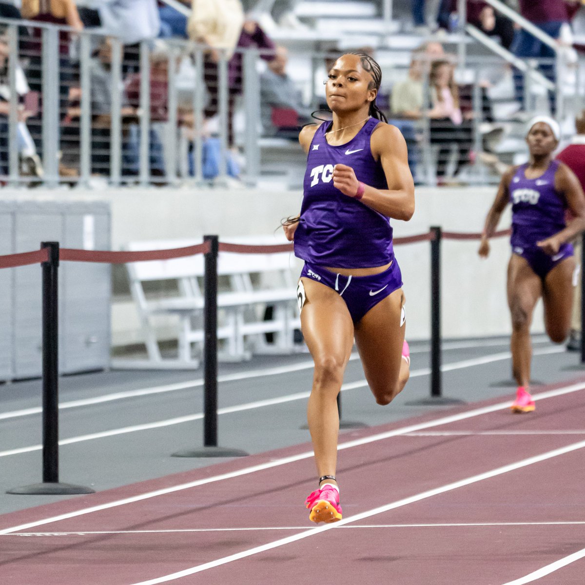 𝟐𝟑.𝟓𝟎

The fourth fastest 200m time in program history belongs to Teanna Harlin!! She finishes second overall 🥈

#GoFrogs