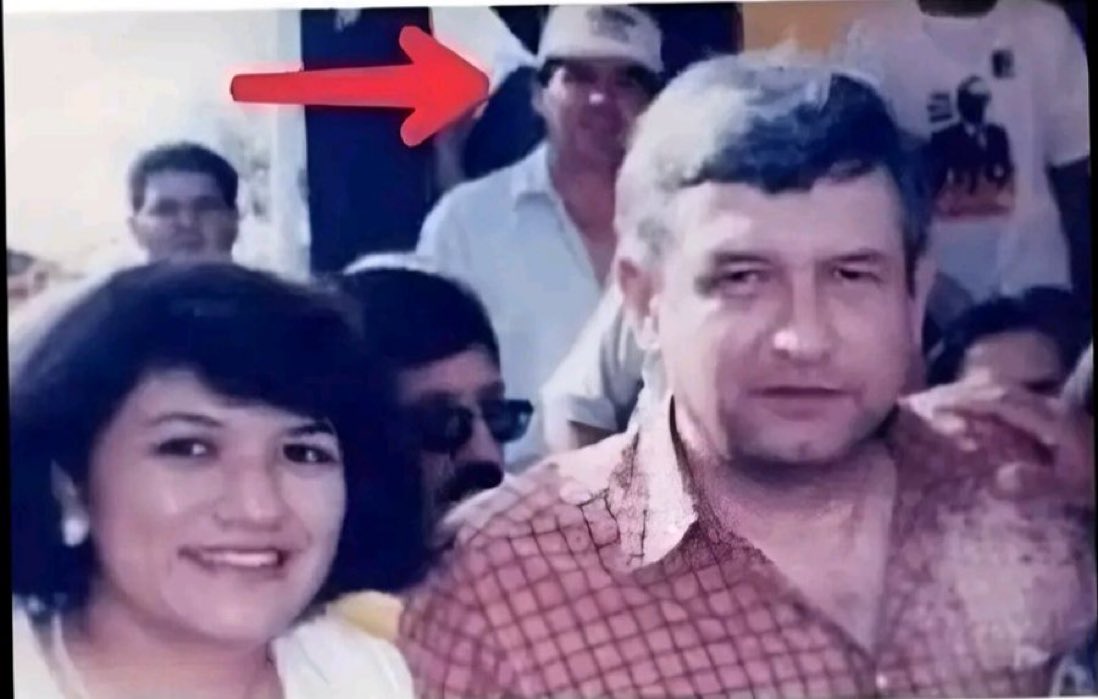 DrDecorazon1's tweet photo. Buenas tardes  gente de XTwitter, vámonos por un buen café ☕ y pasen todos un buen fin de semana, pero antes, adivinen quién es el que está al fondo en la foto en algún evento con Andrés Manuel.? 🤔 https://t.co/xABC77appE