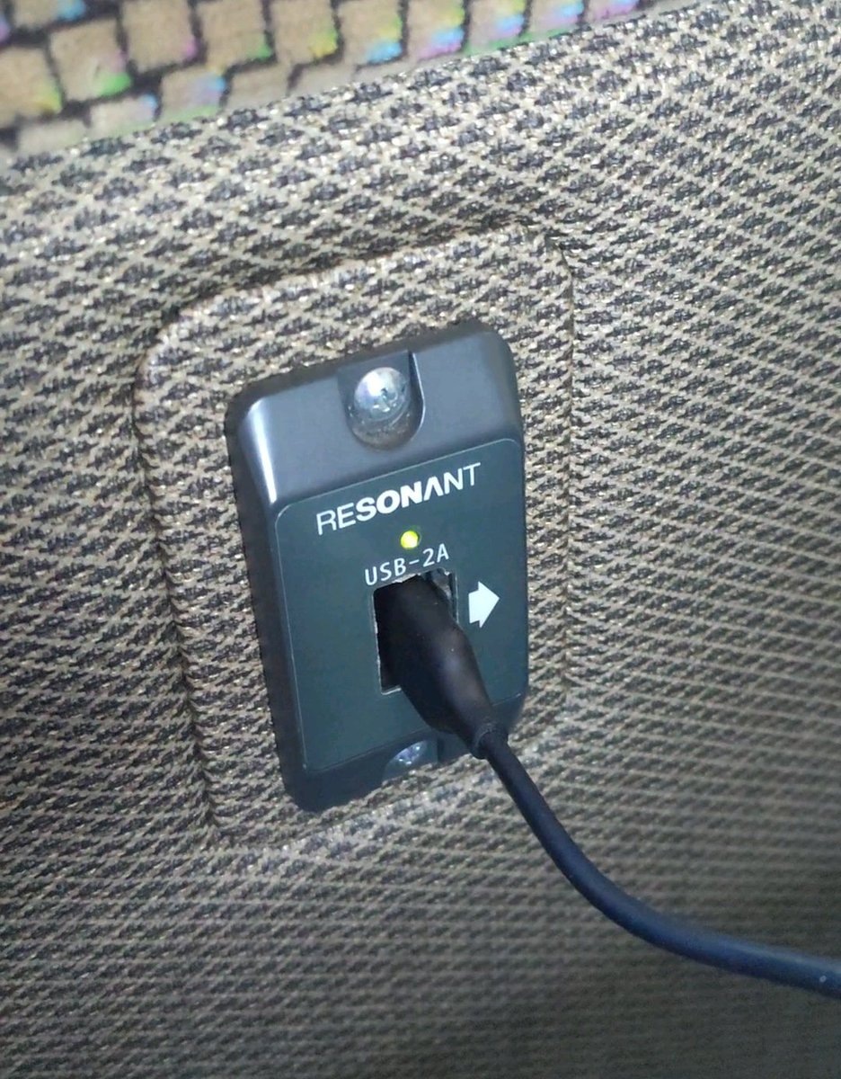 nemimin's tweet photo. 高速バスで移動中
今回はUSB Type-A-USB-Cのケーブル
を持って来たのでバス中で充電できる。ありがたい
前回はC-Cだったので刺さらず…
#こみトレ43 #CT43 #ct43live https://t.co/k07w9v4LNn