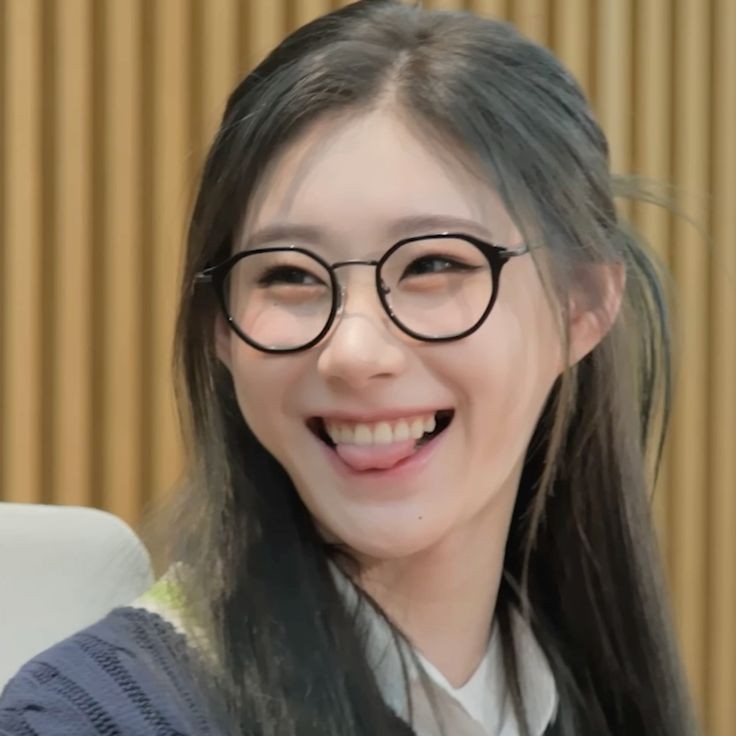 dailychaer's tweet photo. nerdy girlfriend https://t.co/vfd5Vo5P1I