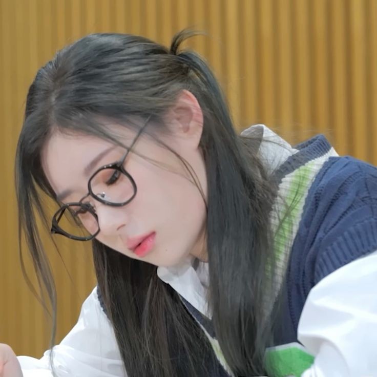 dailychaer's tweet photo. nerdy girlfriend https://t.co/vfd5Vo5P1I