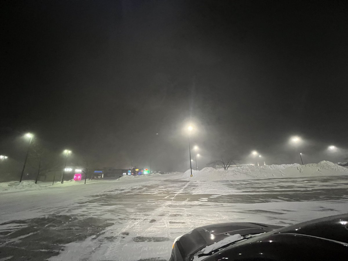 CINEWS854's tweet photo. Intense blowing snow here in Grinnell IA with almost 0 visibility on out of town roads. Real feel is at -33F. @NWSDesMoines https://t.co/rmE9yc2mDR
