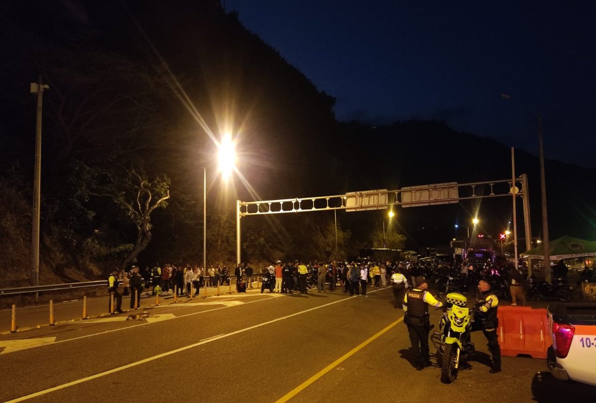 CoviandinaSAS's tweet photo. (7:37 pm). A esta hora continúa cierre total en el corredor vial debido a manifestaciones en el K53+000 y en el K58+600 por parte de la comunidad; debido a esto, sin hora estimada de apertura. Seguiremos informando. ¡Su Seguridad es Nuestra Prioridad! https://t.co/3gSrADJDCk