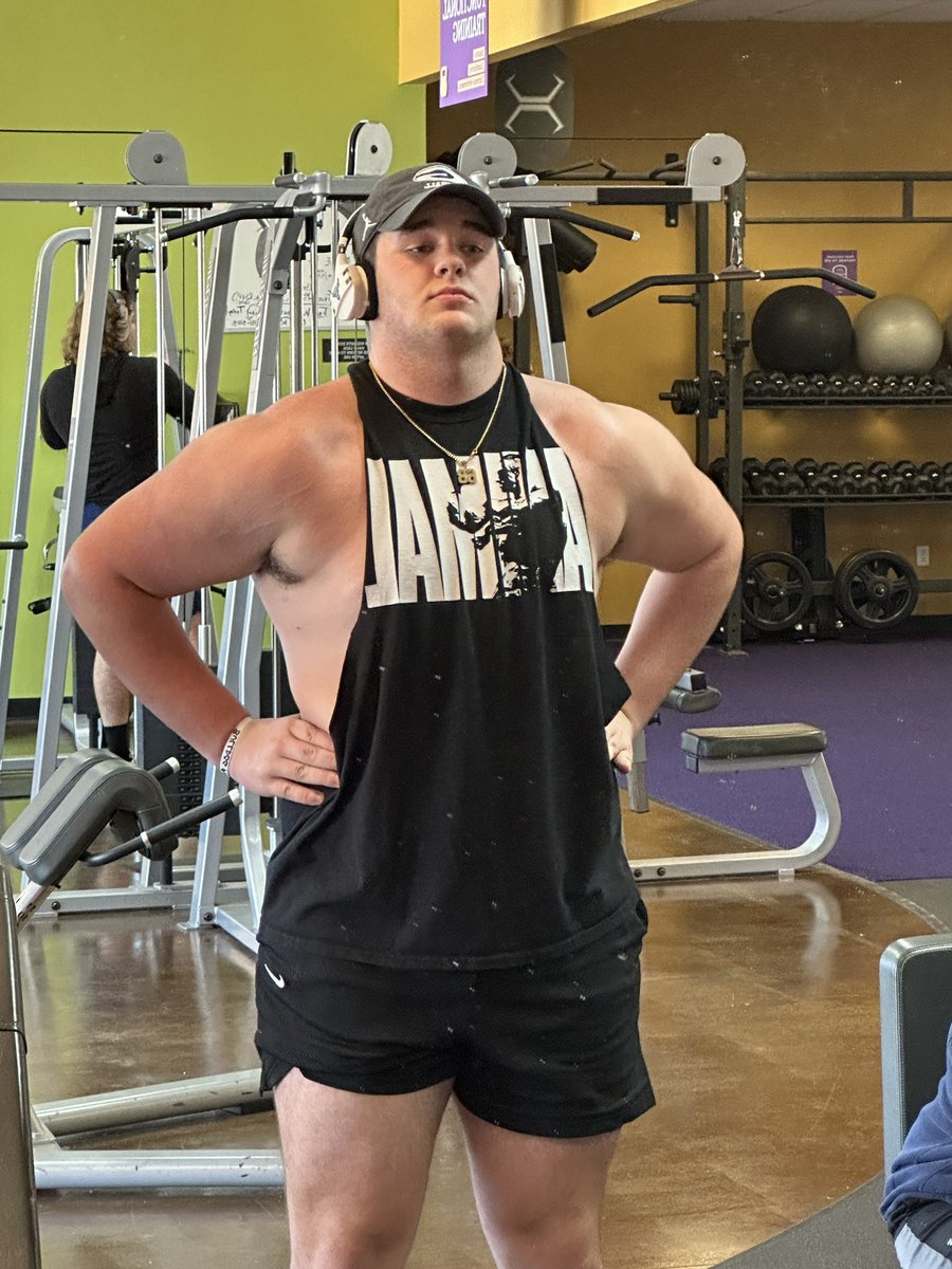 CodyTaylor68's tweet photo. Heavy back day! Starting to see some good results! #JuniorSeasonLoading #TrenchGang #KeepGoing #IAintPlayin #ImComin https://t.co/LKdiQiLpNs