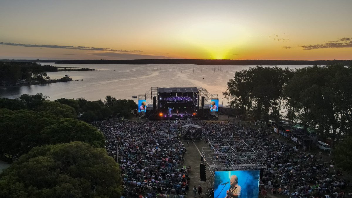 Atardecer de lujo para los primeros artistas locales de esta última jornada de nuestra 31 edición del Festival del lago.