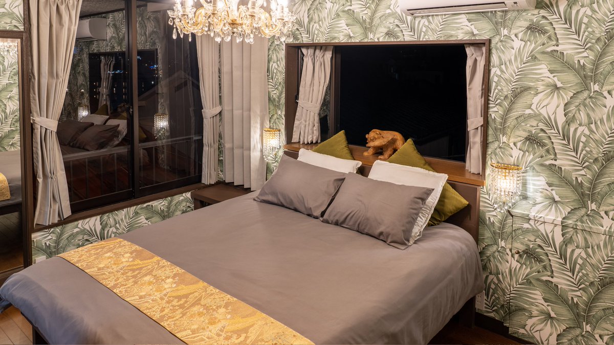 GeishaHouseA's tweet photo. Our "Atami Room" features a queen size bed and is inspired by Atami’s retro tropical holiday vibes. Take a relaxing break with us!
https://t.co/4vaqUHZvo9 https://t.co/4Lp9GRNlNr