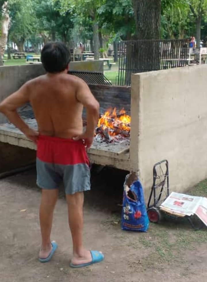 Hombre mirar el fuego...
Hombre ser feliz.