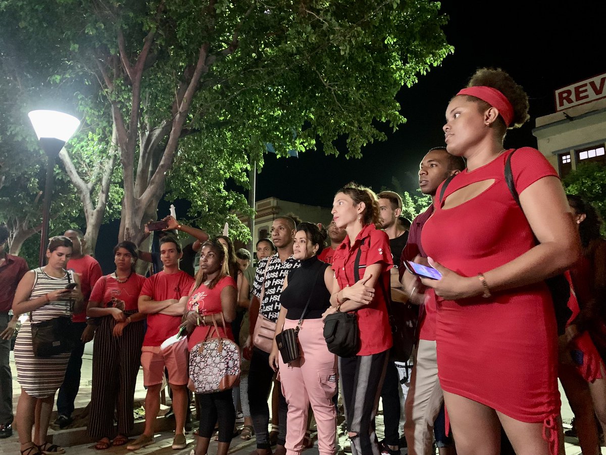 AmaliaArleen's tweet photo. Los jóvenes delegados al Congreso @StgoUjc festejan al ritmo de la noche santiaguera, espacio de la familia del sur oriental. #Moncada25 #Creatufelicidad #12Congreso @tvchago_cuba @OdessaFuentes https://t.co/Snt3xxHcFs