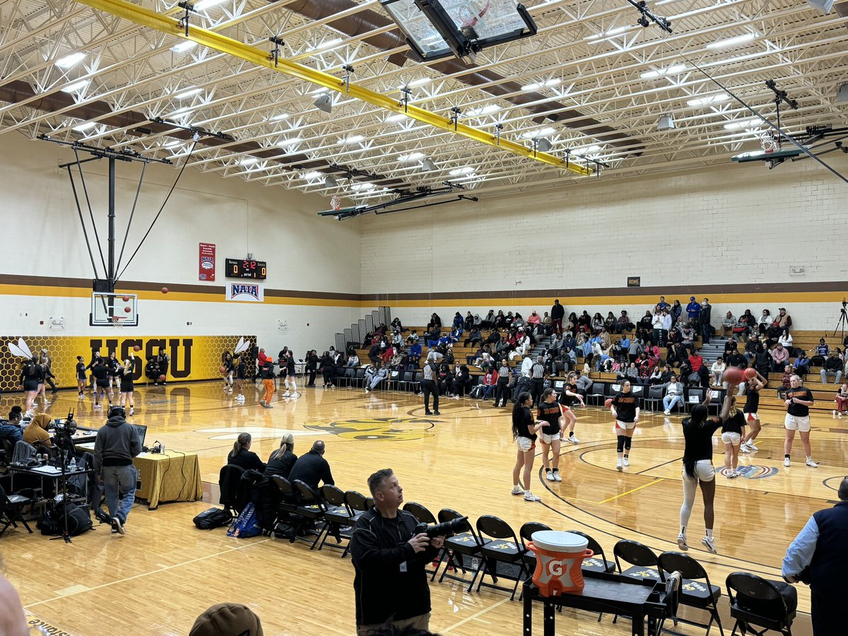Coachb_e_z3's tweet photo. It’s about to go down St. Louis. Lutheran St. Charles vs IWA #sweethoops @HarrisStowe https://t.co/XfjadjqAZc