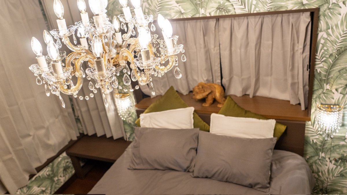 GeishaHouseA's tweet photo. Our "Atami Room" features a queen size bed and is inspired by Atami’s retro tropical holiday vibes. Take a relaxing break with us!
https://t.co/4vaqUHZvo9 https://t.co/4Lp9GRNlNr