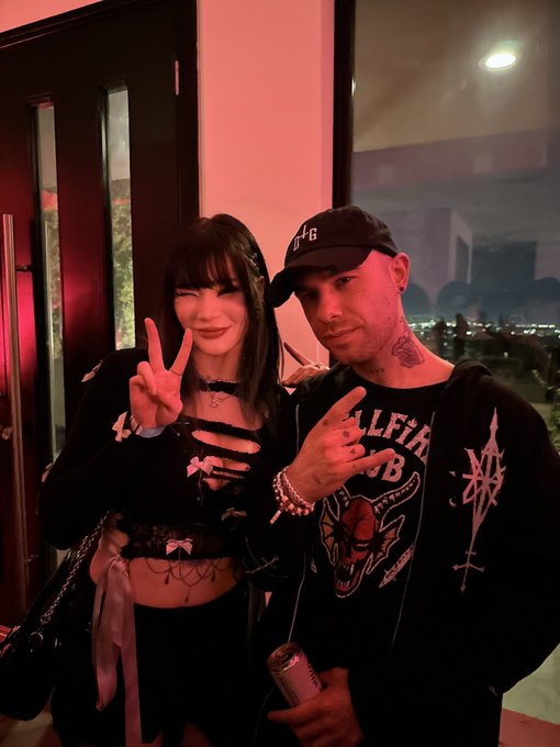 Saw @OneTrueGod666 last night!  Amazing show then ran into him at the afters ☺️ https://t.co/PRI2JER<a class="tags" target="_blank" title="On Twitter" href="/?out=eyJ0eXAiOiJKV1QiLCJhbGciOiJIUzUxMiJ9.eyJpYXQiOjE3MTkyNTA4MDQsImlzcyI6InR3cG9ybnN0YXJzLmNvbSIsIm5iZiI6MTcxOTI1MDgwNCwiZXhwIjoxNzUwNzg2ODA0LCJyZWRpcmVjdF91cmwiOiJodHRwczovL3R3aXR0ZXIuY29tL09uZVRydWVHb2Q2NjYifQ.kLplQhZPms5lJZpFOPVfV8HrMFUxX37-BHDA5q-nzN7qcdvmphZaKjHuLzo-JRukWc6c-XiX7Ra0SC2eqZchaw">@OneTrueGod666</a><a href="/tag/fnaf"class="tags"><span>#fnaf</span></a><a href="/tag/thepuppet"class="tags"><span>#thepuppet</span></a><a href="/tag/themarionette"class="tags"><span>#themarionette</span></a>