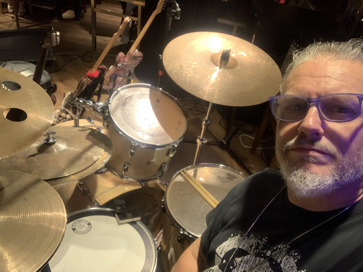 aca en la oficina. con <a href="/lahouseband/">La House Band</a> en el <a href="/HardRockCafeBA/">Hard Rock Puerto Madero</a>. show 23hs.