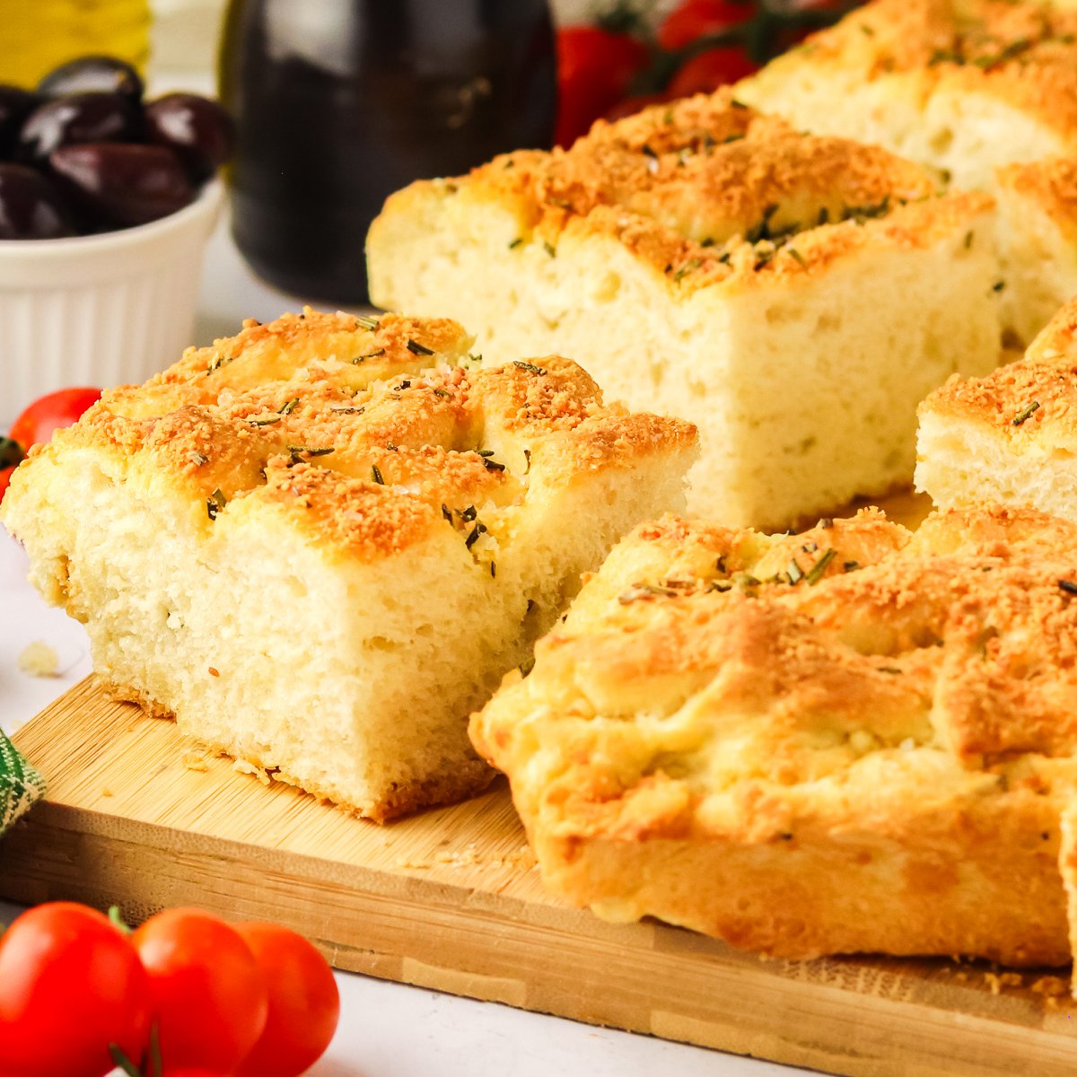 Melissa_MSSK's tweet image. This delectable homemade Focaccia Recipe is both versatile and delicious. Serve it as an #appetizer with warm cheesy dips, with seasoned olive oil for #dipping or as a side dish with your favorite #Italian entrees. #focaccia #bread #rosemary #parmesan
melissassouthernstylekitchen.com/focaccia/