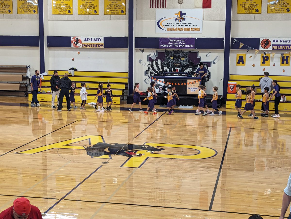 barnes_glenn's tweet photo. Great morning at Aransas Pass Youth Basketball. Future Panthers playing like champions. I really enjoyed watching the kids, it bought back some great memories. #WeAreAPPanthers https://t.co/DW4e04OyKI