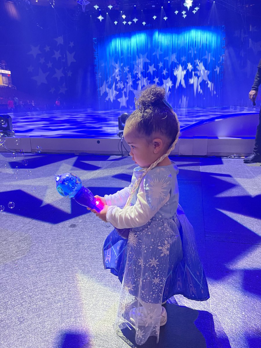 lasky_jesseka's tweet photo. #disneyonice https://t.co/hUNosC70wA
