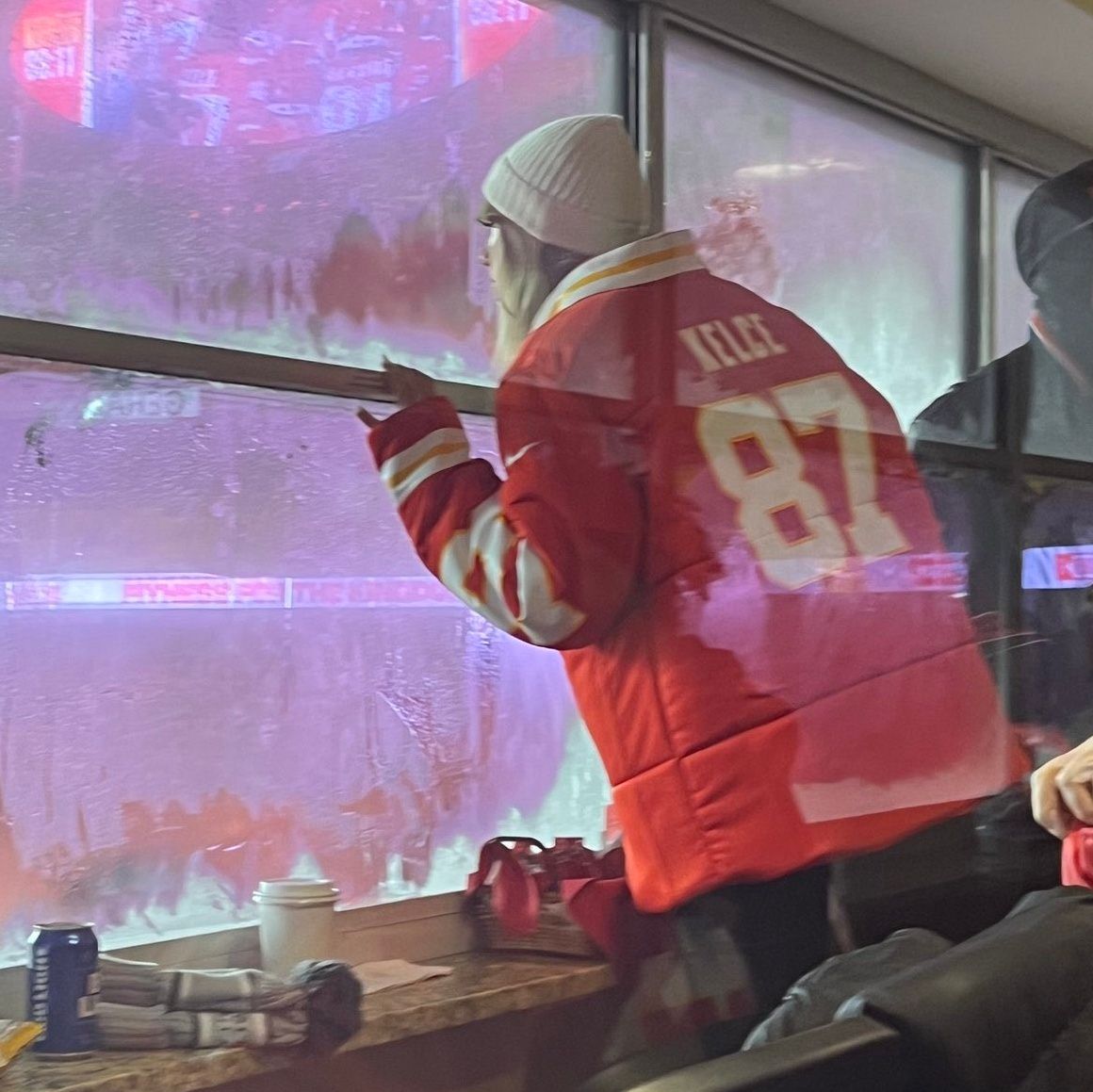 📸| <a href="/TaylorSwift13/">Taylor Swift</a> trying to look at the field in the cold