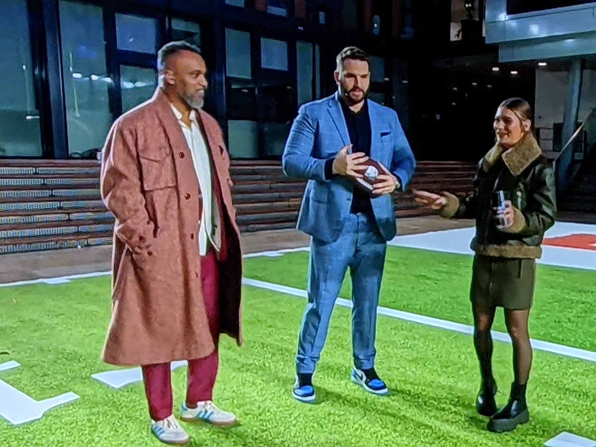 peggyrazzi's tweet photo. Da wird bei @RTLNFL soo gut erklärt, aber ich kann nur auf den schicken "Bademantel" gucken. 🤩 #rtlnfl https://t.co/309ms87PiQ