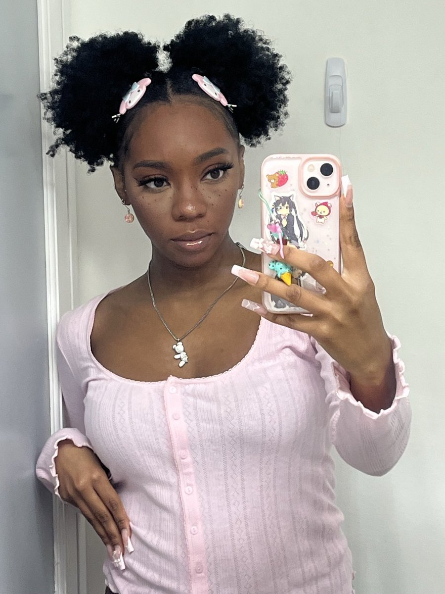 kanekislut's tweet photo. afro puff central https://t.co/kKMwxth9Qy
