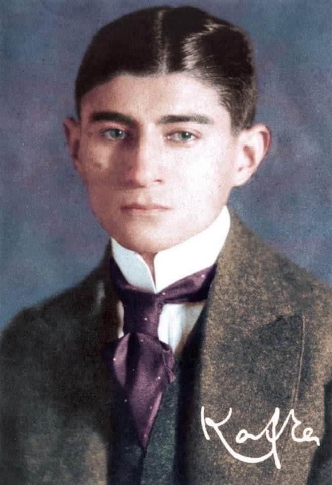 A los 40 años, Franz Kafka (1883-1924), que nunca se casó y no tuvo hijos, paseaba un día por un parque en Berlín cuando se encontró con una niña que lloraba porque había perdido su muñeca favorita. Ella y Kafka buscaron la muñeca sin éxito. Kafka le dijo que se encontrarían…