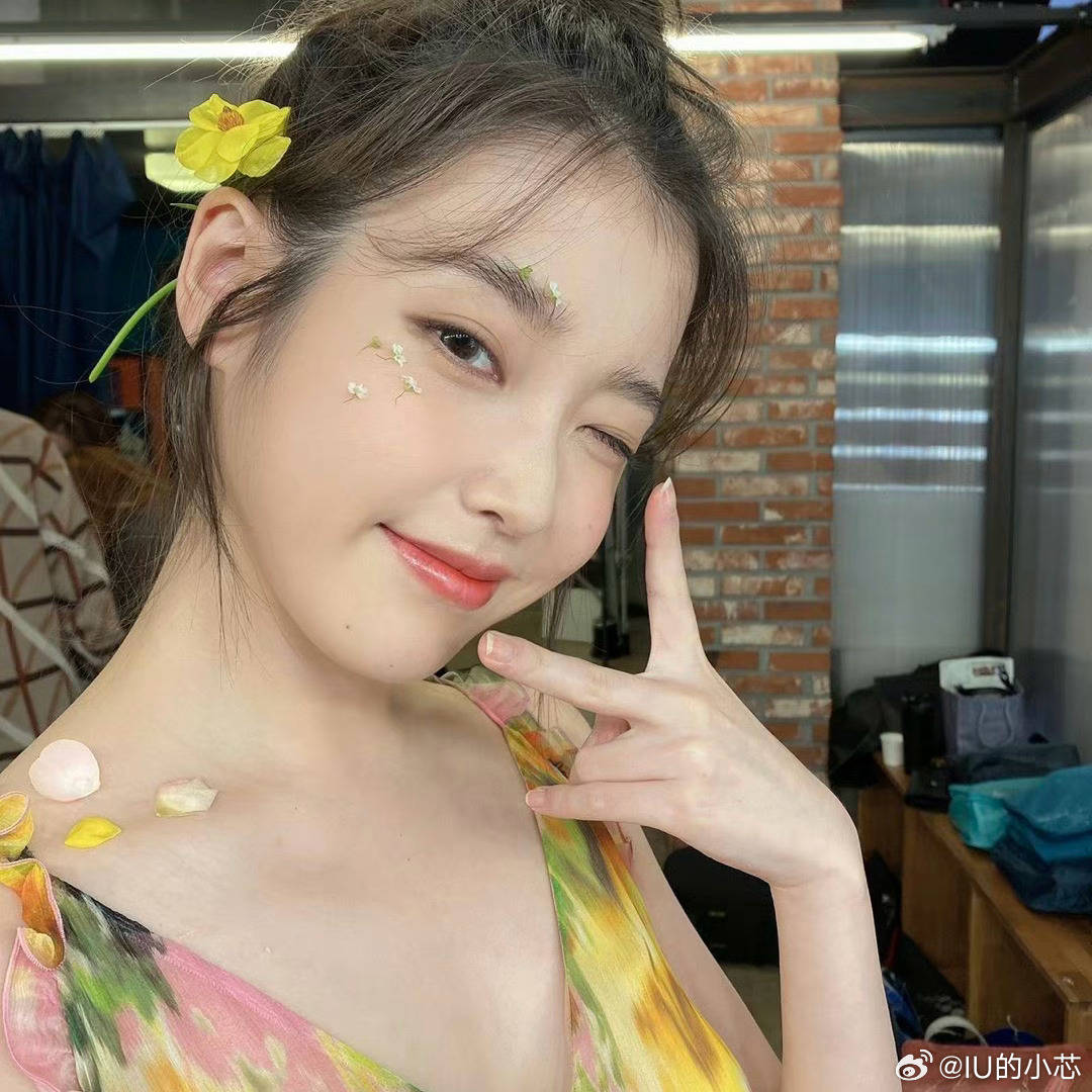 iuaenapieces's tweet photo. her pose https://t.co/pPAGsIyOB8