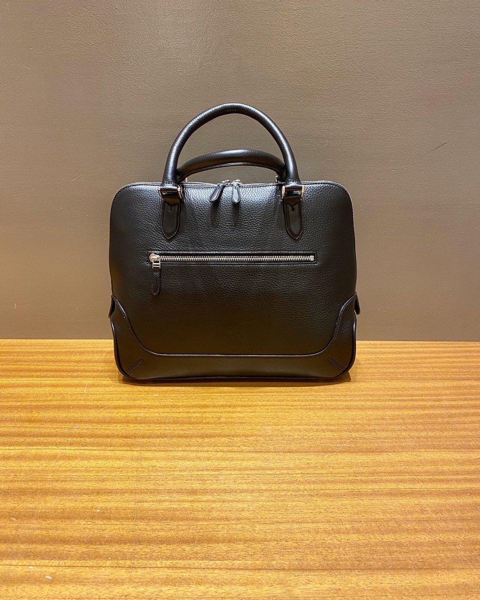 BARNEYS_JAPAN's tweet photo. 神戸店より: <ペッレモルビダ>ラウンドジップのレザーバッグ
マチを大きく取った大容量でありながら、女性も持てるような適度にコンパクトなサイズ感が新鮮な一品
ビジネス用のバッグとしても活躍するオーセンティックなデザイン
です!
#pellemorbida
#ペッレモルビダ https://t.co/zTWhyePI7P