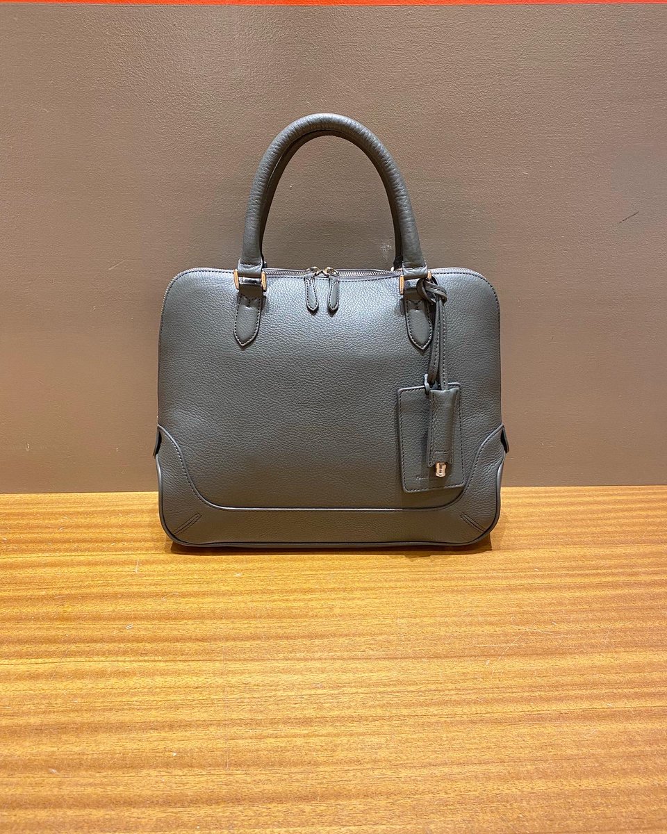 BARNEYS_JAPAN's tweet photo. 神戸店より: <ペッレモルビダ>ラウンドジップのレザーバッグ
マチを大きく取った大容量でありながら、女性も持てるような適度にコンパクトなサイズ感が新鮮な一品
ビジネス用のバッグとしても活躍するオーセンティックなデザイン
です!
#pellemorbida
#ペッレモルビダ https://t.co/zTWhyePI7P