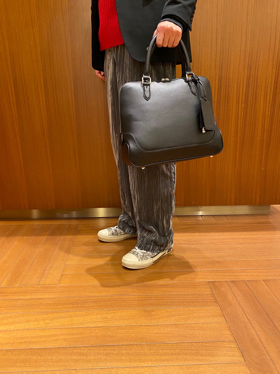 BARNEYS_JAPAN's tweet photo. 神戸店より: <ペッレモルビダ>ラウンドジップのレザーバッグ
マチを大きく取った大容量でありながら、女性も持てるような適度にコンパクトなサイズ感が新鮮な一品
ビジネス用のバッグとしても活躍するオーセンティックなデザイン
です!
#pellemorbida
#ペッレモルビダ https://t.co/zTWhyePI7P