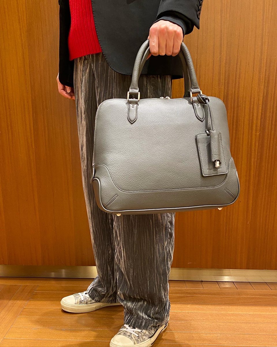 BARNEYS_JAPAN's tweet photo. 神戸店より: <ペッレモルビダ>ラウンドジップのレザーバッグ
マチを大きく取った大容量でありながら、女性も持てるような適度にコンパクトなサイズ感が新鮮な一品
ビジネス用のバッグとしても活躍するオーセンティックなデザイン
です!
#pellemorbida
#ペッレモルビダ https://t.co/zTWhyePI7P