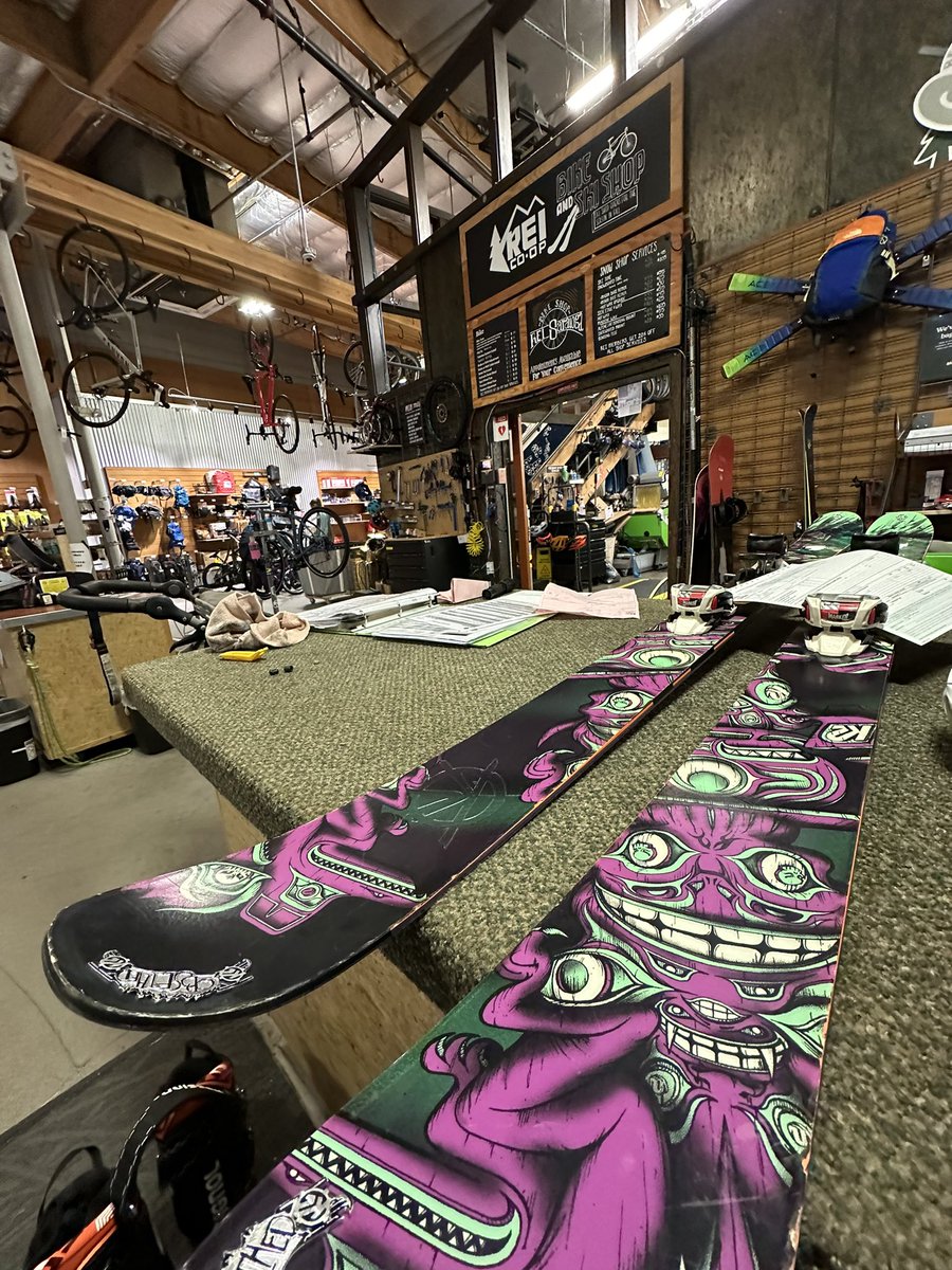 SnowPalsDotOrg's tweet photo. Skiing off-piste this #winter still has lots of rocks, branches sticking out of the thin #snow covered🏔️
Had to bring in the #K2 obSETHed Skis to @REI: ‘Powder Rocker™ in the tip & All-Terrain Rocker™ in the tail, it floats like a HellBent on the deepest of #Powdays: agile🎿🤩 https://t.co/1DQNVF40tY