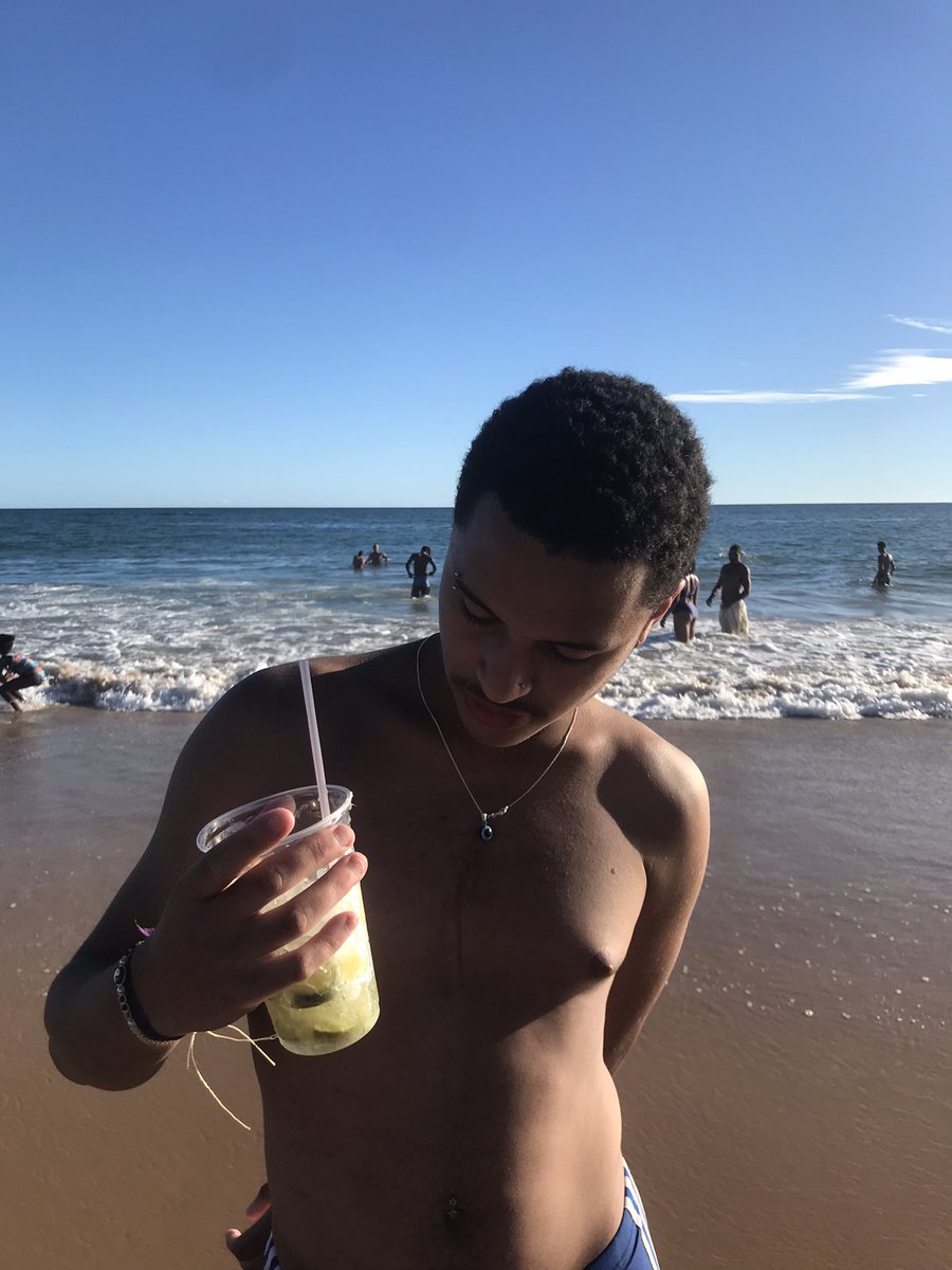 hot_civ's tweet photo. vic na praia https://t.co/kLD5XRalG0